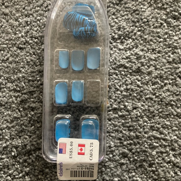Electric Blue Zebra Stripe Fake Nails - Picture 2 of 2